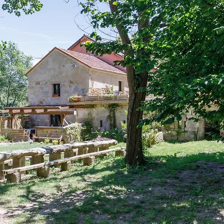 Hermoso Molino A Pie De Rio By בקתה *