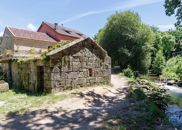 Hermoso Molino A Pie De Rio By Βίγκο